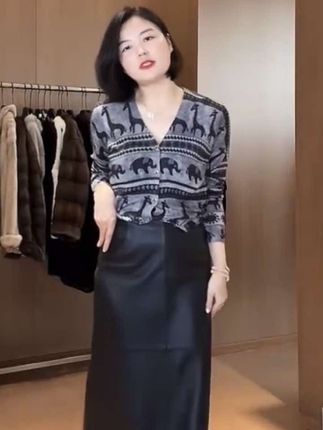 谁懂啊家人们!这件长颈鹿+大象动物提花的绵羊毛开衫,一穿上就被问了800次链接!#穿出高级感 #优雅气质 #v领针织衫 #遮肉显瘦 #女人味穿搭 @老谭私服