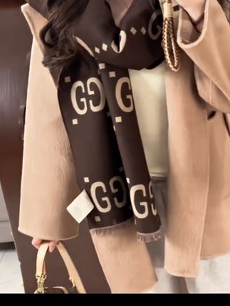 #高级感穿搭 #韩式穿搭 #今日分享 秋冬必备的GUCCI围巾🧣#爱了爱了 #每日推荐