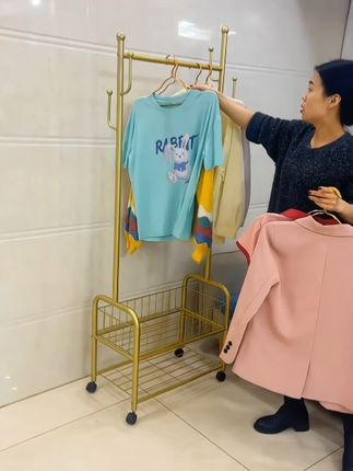 挂衣架落地家用可折叠简易衣帽架卧室内挂衣服架子立式收纳晾衣架#可移动落地衣帽架 #落地衣帽架 #衣帽架 #挂衣架 #收纳整理 @DOU+小助手 @巨量千川