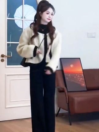 2025年秋季新款爆款时尚百搭小香风外套显瘦牛仔裤两件套装#外套女 # 牛仔裤女 # 小香风外套 # 秋季