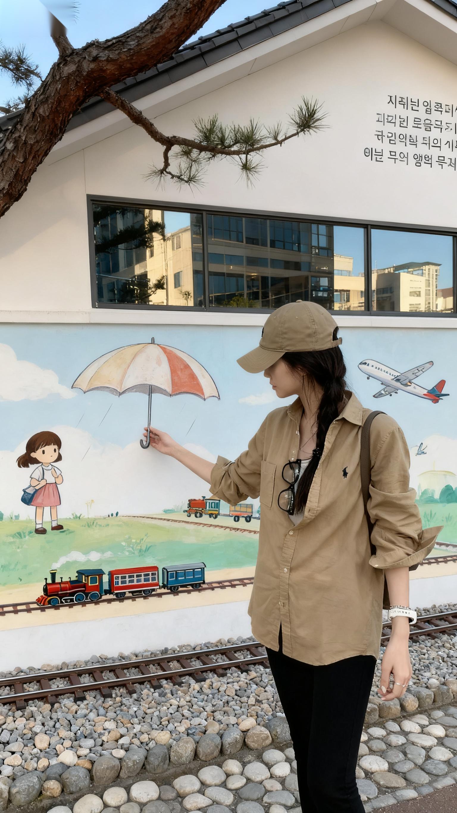 《相册里的空白页》 许然的父亲有本相册,中间有页空白,却夹着根长发。父亲说:“这是你母亲的头发,她去世后,我把她的照片藏起来了,怕看一次哭一次。” 空白页背面,用铅笔写着母亲的生日,旁边画着小小的蛋糕,是父亲每年偷偷加上去的。
