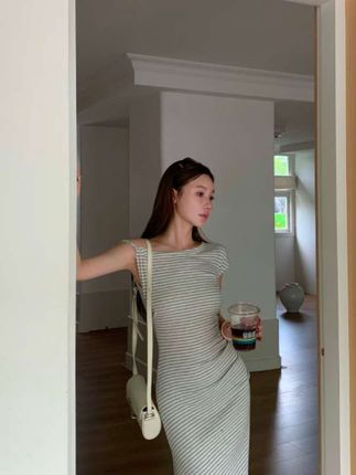 氧气感显瘦斜肩条纹连衣裙儿#辣妹穿搭 #优雅气质 #穿搭分享