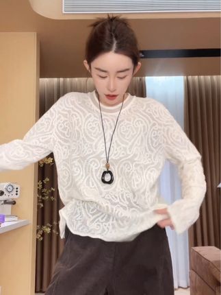 这件衣服真的太美了,姐妹们一定要冲!它是那种很温柔的蕾丝#小衫 的感觉,而且它这个腰果花的图案真的是超级好看,特别适合春天去穿,搭配一个牛仔裤就很好看,而且它的面料也是那种非常舒服透气的#内搭外穿都好看 #仙女必备 #搭配你的高级范儿 #百搭打底衫