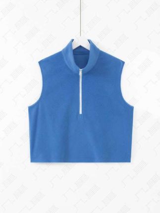 秋冬叠穿王炸|半拉链摇粒绒马甲,把温暖与时髦都“穿”在身上  当摇粒绒的柔软暖意遇上半拉链的利落设计,这件半拉链摇粒绒马甲就成了秋冬叠穿的“作弊神器”。  精选亲肤摇粒绒面料,触感软乎乎像被云朵包裹,雾霾蓝的色调清新又显白,瞬间点亮秋冬沉闷穿搭。半高领+半拉链设计,拉上是利落酷感,拉开是随性松弛,领口的细节让叠穿更有层次——内搭白T是休闲潮人,外搭大衣是质感达人。  无袖版型对各种身材友好,不管是配卫衣打造叠穿层次感,还是单穿搭配高腰裤突出腰线,都能轻松hold住。从早秋的微凉到深冬的凛冽,它既是保暖小能手,也是造型加分项,让你在秋冬的穿搭里,凭一件马甲就能玩转出N种风格~