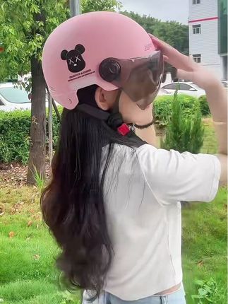 #电动车头盔,每天骑的小伙伴们看过来啦,这是#3c认证头盔,质量杠杠的好,款式时尚简约#电动车头盔男女四季通用#头盔#摩托车头盔