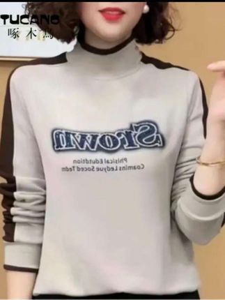 啄木鸟这款打底衫是新款设计,风格时尚洋气,透着简约的气质感,日常穿着百搭又实用。半高领设计贴合颈部,穿着舒适不紧绷,长袖款式适配微凉天气。衣服上有字母装饰,增添了几分细节感,宽松版型对身材包容性好,面料加了绒,摸起来柔软亲肤,带来温和的暖意,不管是单穿还是打底都合适,轻松应对多种穿搭场景~#减龄显瘦穿搭 #减龄气质#时尚气质穿搭 #遮肉显瘦穿搭#休闲减龄穿搭 @DOU+上热门 @抖加🔥上热门🔥dou+🔥热点宝