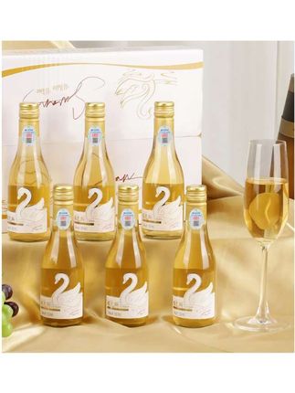 路尼斯甜白葡萄酒,精致女生的晚安小酒,睡前来杯晚安酒,开瓶就是浓浓的果香,让人忍不住想大喝一口,酸酸甜甜的,果香浓郁,就像咬了一口葡萄,十二度一次一瓶微醺刚刚好。宅家小酌或者闺蜜聚会都特别赞。#葡萄酒 #晚安小酒 #仙女都在喝什么 #微醺快乐水 #好酒送到家