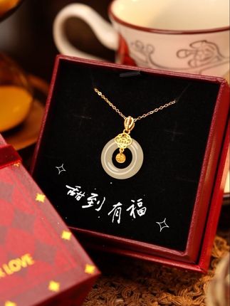 甜甜圈 圈住甜蜜 #周大金玉石 #甜到有福平安扣 #和田玉 #礼物推荐 #美出高级感
