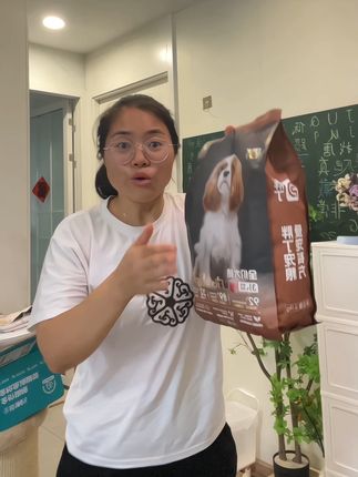 我怀疑这个老板是冲着倒闭去的,冻干十拼的狗粮才20多块,你看看这配料表这成分,真的是太炸裂了,家里有狗的放心囤#我和我的狗 #狗粮 #狗子成精了 #萌宠好物 #狗粮测评