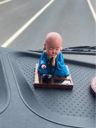 他非常可爱呀,一直敲木鱼,一直点头,是不是不用给他装电池,你也不用给他充电。