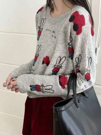 【软糯治愈系🐰慵懒感拉满!】 这件字母卡通兔子针织衫一上身,瞬间被温柔包裹!宽松慵懒的版型自带氛围感,软fufu的糯糯质感贴肤穿超舒服~🐇 简约圆领设计百搭不挑人,洋气的卡通兔子字母印花增添俏皮感,无论是搭配牛仔裤还是半裙都慵懒又时髦!秋冬做内搭或外穿都绝美,软萌治愈力MAX✨ #秋冬穿搭 #针织衫 #这样穿太好看了 #慵懒风穿搭 #时尚减龄穿搭