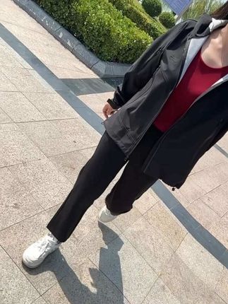 做人,你尊重我,我就尊重你,你轻视我,我就轻视你,人与人相处就是这么简单,别喂饱了没有人品的人,别惯坏了没有教养的人,什么样的人,什么样的方式对待。#穿搭 #秋季穿搭