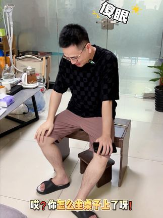 哎,你怎么坐桌子上呀? 原来是带盖的桌子小钢琴呀!#一本正经乱弹琴 #小朋友玩具 #弹个音符给你听