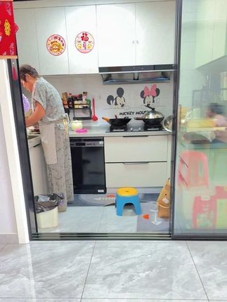 婆婆每次做好饭都不着急吃,说让我们先吃,但是我们每次都等她,饭是她做的,她不来我们不敢吃!相信我,这个成品糖色只要用过一次,就再也不想自己炒糖色了。屋头家的炒糖色配料只有冰糖和水,炖出来的肉颜色特别好看,用它做红烧肉、红烧排骨什么的特别方便,上色效果很好,看起来就很有食欲,家里烧菜必囤啊#炒糖色 #日常分享 #婆媳 #嘎嘎好吃