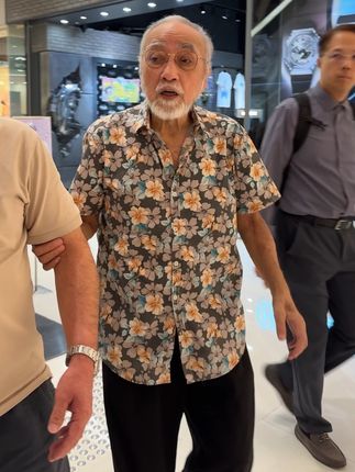 老戏骨#卢海鹏 在朋友搀扶下参加活动,83岁的他已是满头白发,步履蹒跚,曾经出演的作品陪伴了我们几代人的成长。