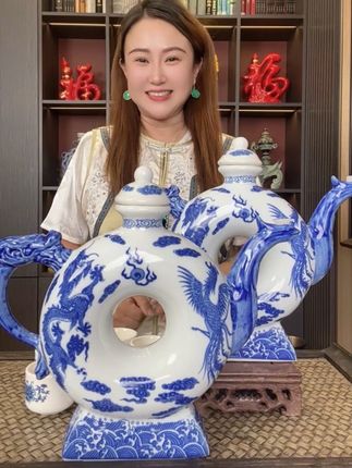 杏花村的美酒和千年之都景德镇,强强联合打造的经典美酒,瓶身设计打破了传统,一轮满月造型,寓意圆圆满满的幸福生活,两瓶足足两斤装,不管送人送礼还是自己自用都是非常好的一款美酒了。#杏花村白酒 #景德镇瓷器收藏 #好酒推荐送礼佳品 #白酒 #纯粮食酿造好喝不上头