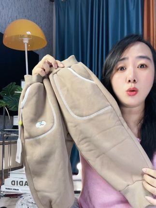 嘟嘟家的加绒小卫裤,萝卜裤的小板型,宽宽松松的一点也不硬,孩子跑跑跳跳穿着就可舒服了,内里是一体绒的#高品质童装 #母婴好物 #萌娃穿搭 #嘟嘟家童装