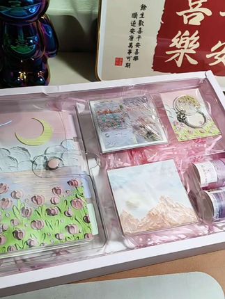 一款超美的手账本套装,非常适合送给小女孩当毕业礼物或生日礼物!它有着复古风格的设计,充满浪漫气息,相信收到这份礼物的小朋友一定会非常喜欢~#手帐贴纸 #少女心爆棚 #少女心好物 #手账礼盒 #礼物