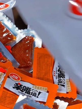 🔥辣条控狂喜!卫龙怀旧大礼包来袭🔥、童年记忆一口回魂!大小面筋+亲嘴烧黄金组合✨酥辣过瘾停不下嘴💥D级麻辣盛宴嗨翻味蕾!👶🎒那些年课间偷吃的快乐,现在整箱囤更过瘾!🛍️