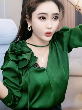肌理感挂脖手工花卉缎面衬衫#减龄气质 #缎面上衣 #高级感穿搭 #气质百搭上衣 #抖音小助手dou上热门