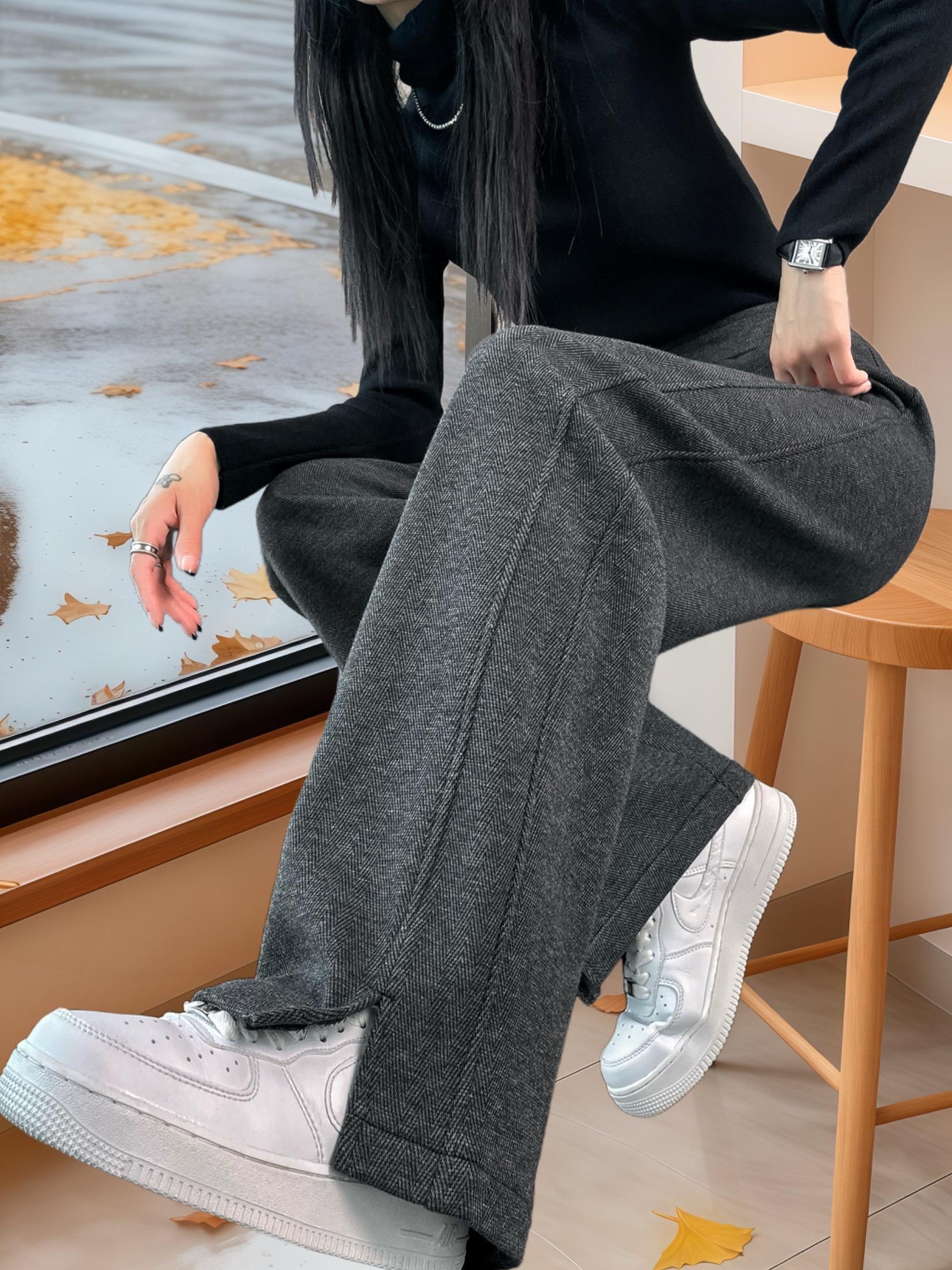 秋冬慵懒感神裤|灰调毛呢阔腿裤。深灰毛呢阔腿裤像片会呼吸的云朵,垂坠感直接拉满!侧边隐形设计藏着小心机,裤脚开衩随动作轻轻晃,把“慵懒感”和“腿长2米”同时焊在身上✨ 搭配基础黑上衣+小白鞋,随手一穿就像从韩剧里走出来~  坐在窗边看落叶,面料的软糯与阔腿的松弛感碰撞,普通人这么穿,直接美成“秋日慵懒范本”,上学、上班、出街都能hold住,真的太戳啦!  #秋冬穿搭 #毛呢阔腿裤 #显瘦神裤 #慵懒风穿搭 #秋冬氛围感