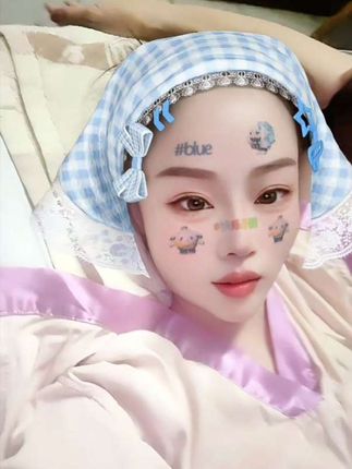 #这辈子谁会真的心疼你“这些年忍着这个,将就那个,顾及这个,心疼那个,耗尽自己的一切,可有谁,有谁问你累不累,谁又心疼你疲惫的眼神...”