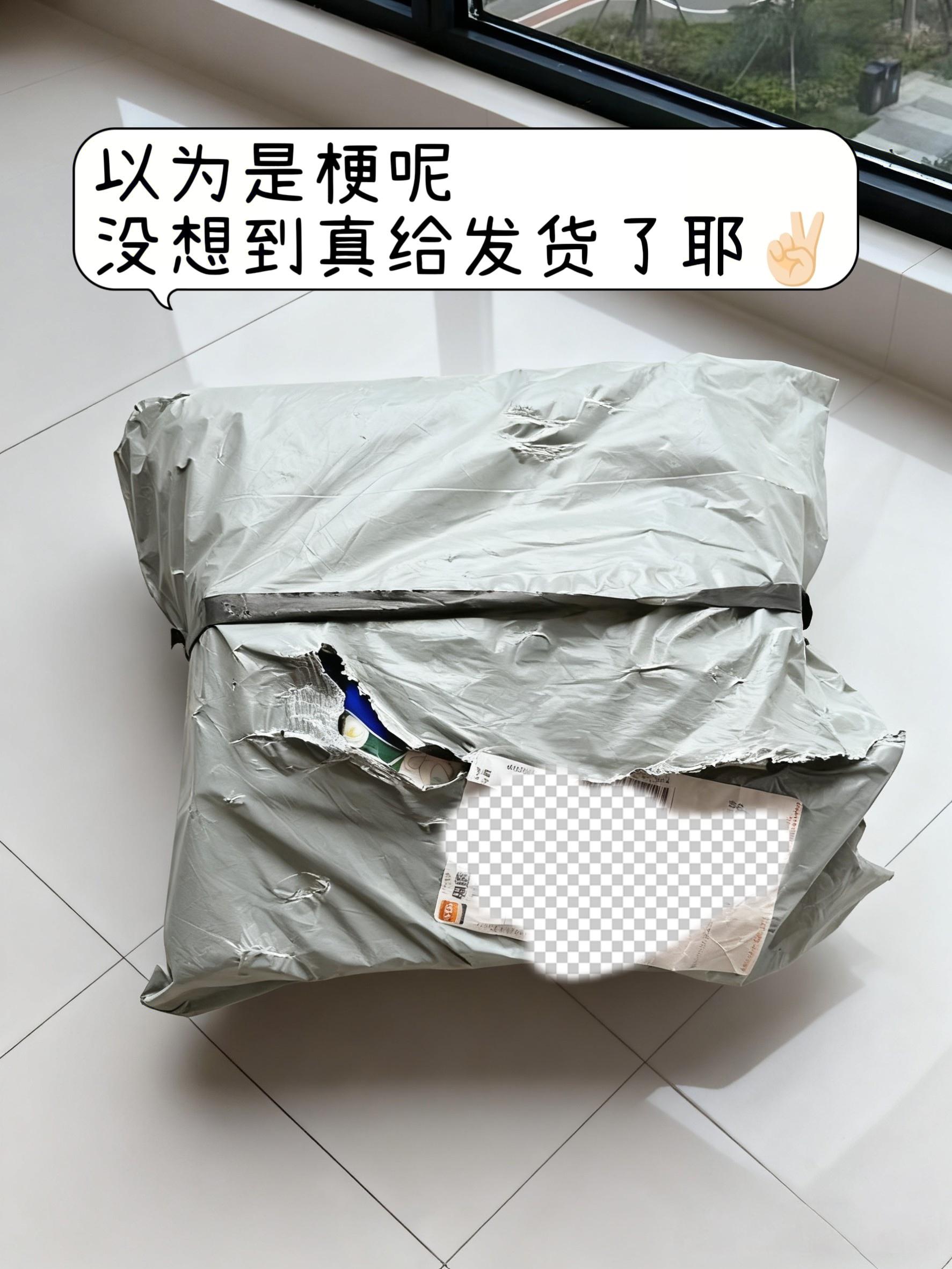 挖到宝了!最近入手的维达山茶花手帕纸简直是生活小确幸!刚撕开包装,淡雅的山茶花香便萦绕鼻尖,治愈感拉满。四层加厚的设计,触感绵柔亲肤,拉扯间韧性十足,擦拭时完全不会掉屑,遇水后还能当作湿巾应急使用,实用性满分。巴掌大小的包装超便携,通勤、逛街、居家随手一塞就能带走。这么宝藏的纸巾,按头安利给所有人,用过就知道有多香!#好物推荐🔥 #手帕纸 #维达 #山茶花香味 ##生活用品 @抖加🔥上热门🔥dou+🔥热点宝