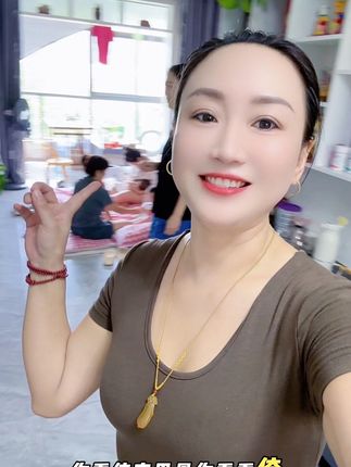 #创作灵感,看俺家热闹不热闹,忙完麻利回家走,家里还有一堆人呢!到家俺妈俺妹乱给我比,说现在俺跟你差一个色,我也的开始用,以前想用好的没条件,现在得好好的去补偿自己#日常生活 #抖音带我上热门 #好东西一起分享 #爱美丽爱生活爱自己
