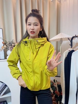 纯色双拉链冲锋衣外套,早秋穿搭必备休闲百搭不挑身材,主要是价格真的太划算了,姐妹们刷到的赶紧冲起来 #每日新款 #冲锋衣 #价格实惠 #百搭上衣