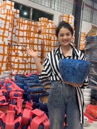 孔雀蓝苹果花盆出窑啦,口径27,肚径28,高度20,1280度高温陶瓷花盆,喜欢陶瓷花盆的哥哥姐姐们来我直播间#花盆 #花盆推荐 #花盆直播 #透气花盆 #爱生活爱养花