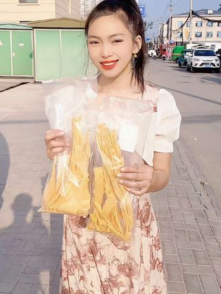 腐竹质地紧实,口感劲道,无论是煮、炖、炒,都能保持良好的形状和口感。它富含蛋白质、钙、铁等营养成分,是素食者和注重健康饮食人群的理想选择。#上热门 #可爱公主 #只有努力才能活成自己想要的样子 #腐竹#奋战晓戴@红心柚 @DOU+小助手 @抖音小助手