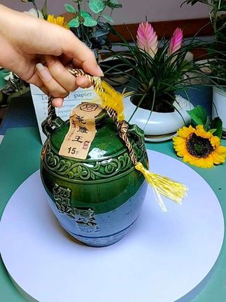 十五年陈酿绍兴花雕 · 1.5L家庭装 坛藏十五载,时光酿佳酿。绍兴花雕酒色如琥珀,入口绵柔甘醇,余韵悠长。1.5L大容量,适配家宴小聚、温酒独酌,更可作烹饪提鲜神器。每一口都是岁月沉淀的醇厚,懂酒之人的心头好。#花雕酒 #黄酒#好酒推荐 #口感特别好价格实惠 #绍兴花雕酒