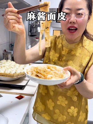 天气热起来了吃不下饭,拌份凉皮吃,这个凉皮就是好吃满满的米香味,真过瘾。#原创视频 #太好吃了 #民间传统美食 #凉皮 #左权琴姐