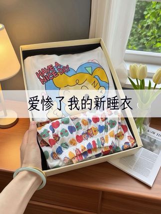 炎炎夏日!被这套睡衣狠狠治愈了! 夏日午后,阳光透过窗户。我换上这套背心睡衣,抱着冰西瓜追剧。无袖设计清凉透气,卡通印花看着就开心,彩色短裤自在又舒服。在家的小确幸,一套可爱睡衣就能给,这慵懒的幸福感,谁懂呀!#超清爽的夏天OOTD #舒适透气又凉快 #夏天该有的样子 #在家也要美美哒 #爱了爱了