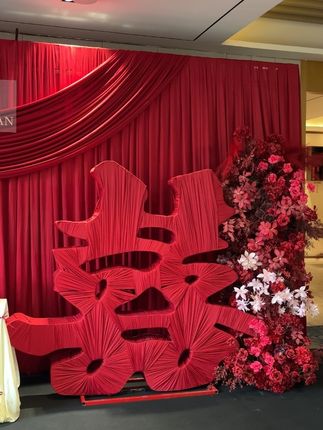 婚庆赛道文案素材 - 高级酒红新中式订婚布置,氛围感拉满 爱这抹浓郁的中国红,
巨型立体喜字搭配满墙丝绒布幔,
左右花艺簇拥,古典又大气。
前路漫漫亦灿灿,携手共度往后朝夕,
三餐四季,皆是你们
#上热门 #备婚灵感参考 #红色布幔订婚宴 #婚礼策划专业布置 #真实生活分享计划 - 爱菲尔婚礼~雪宁作品