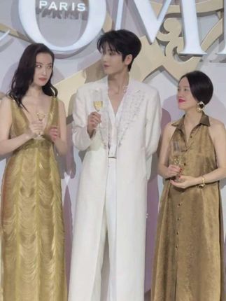 顶级骨相啊baby#气场全开 #生图即神图 #张凌赫 #张凌赫好帅 #你是凭实力刷到的