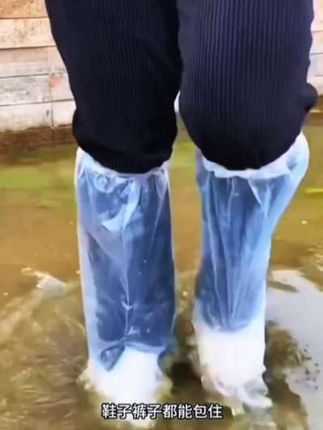 雨季到了,包里车里面可以放上这样一双雨鞋套。出门上班 上学的再也不怕弄湿鞋子了#防水鞋套 #防水防潮,携带方便#实用好物