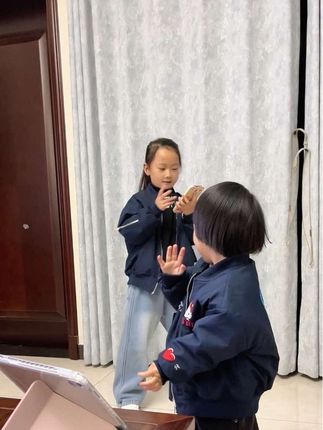 在后来的日子里 我没成为啥了不起的大人 而是陪伴在你身边 没让你成留守儿童 累与苦都在幸福里释怀了 成了无所不能的超能妈妈 每天被你治愈着 在诸多期待里,还是愿你健康快乐~ #宝妈情感共鸣  #高品质童装 #生女儿就是用来打扮的  #萌娃穿搭#加棉棒球服
