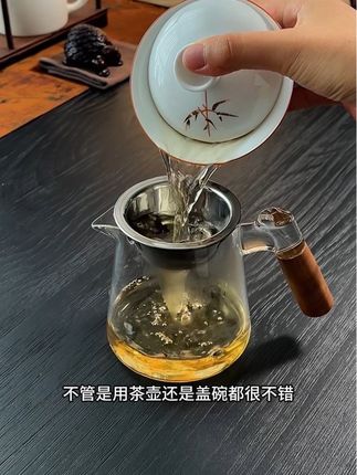 木把手玻璃公道杯,加厚的高硼硅玻璃不仅耐冷耐热颜值还很高,很实用~#公道杯#分茶器#器物之美#玻璃杯