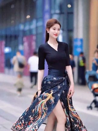 螺纹黑色灰色深V领中袖t恤女春秋修身五分半袖打底衫百搭上衣。#女装穿搭 #女人味穿搭 #中袖t恤女 #五分袖女 #修身t恤