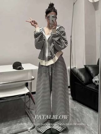 秋冬想要慵懒高级感?这套条纹套装直接锁死!连帽拉链卫衣外套,休闲减龄还随性;高腰阔腿裤垂感绝了,一穿就有超模腿既视感!黑白条纹经典不过时,不管是日常出街还是宅家松弛感,一套全搞定,秋冬衣橱必须给它留个C位#慵懒风穿搭 #条纹控看过来 #休闲减龄穿搭 #显瘦穿搭 #显高显瘦显腿长