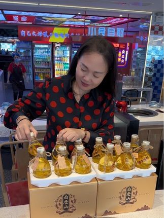 上了年纪的男人都爱喝 东北正宗纯粮酿造人参酒 入口棉柔,好喝又健康!一箱6瓶,每瓶半斤酒,42度52度可选!#酒#人参枸杞酒