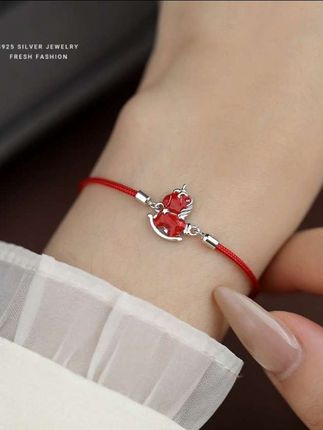手链赛道文案素材 - 红绳手链上手超显白,精致小吊坠灵动又可爱 日常搭配超吸睛,戴上就是整条街最靓的崽!#红绳手链 #手链 #红绳 #礼物 #美出高级感 - 无瑕饰品作品