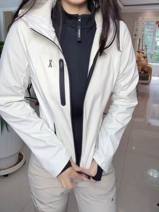 冰皮白是我超爱的颜色#户外穿搭 #强烈推荐 #安欧兔小腰精冲锋衣
