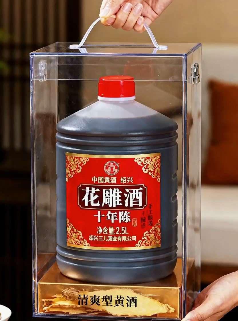 绍兴花雕酒,一口解锁两种精彩!下厨犯愁?绍兴花雕酒来救场!炖肉时滴入少许,瞬间去腥增香,肉质鲜嫩入味;蒸鱼时淋上一些,鲜味立刻被激发,出锅满室飘香。它是调味料里的“隐藏高手”,为每道菜注入灵魂。 小酌微醺时刻,花雕酒同样不会缺席。轻轻摇晃酒杯,琥珀色的酒液泛着迷人光泽,醇厚酒香萦绕鼻尖。浅尝一口,口感绵柔,温暖自喉间蔓延。 无论是烹饪调味,还是独酌品饮,绍兴花雕酒都表现卓越。还不赶紧入手,开启美味与惬意兼备的生活!#绍兴 #黄酒 #花雕酒 #超便宜超划算 #强烈推荐@DOU+小助手