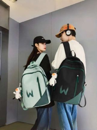 #大容量双肩背书包#终于给孩子找到了一款合适的双肩包,这个回力的双肩包真的太棒了!它不仅承重力强,而且非常时尚好看,采用高品质尼龙材料制作而成,不仅耐磨还防水,无论是上学还是外出游玩都非常适合背。它的容量也非常大,可以轻松放下电脑、书籍等物品,真是太实用了!