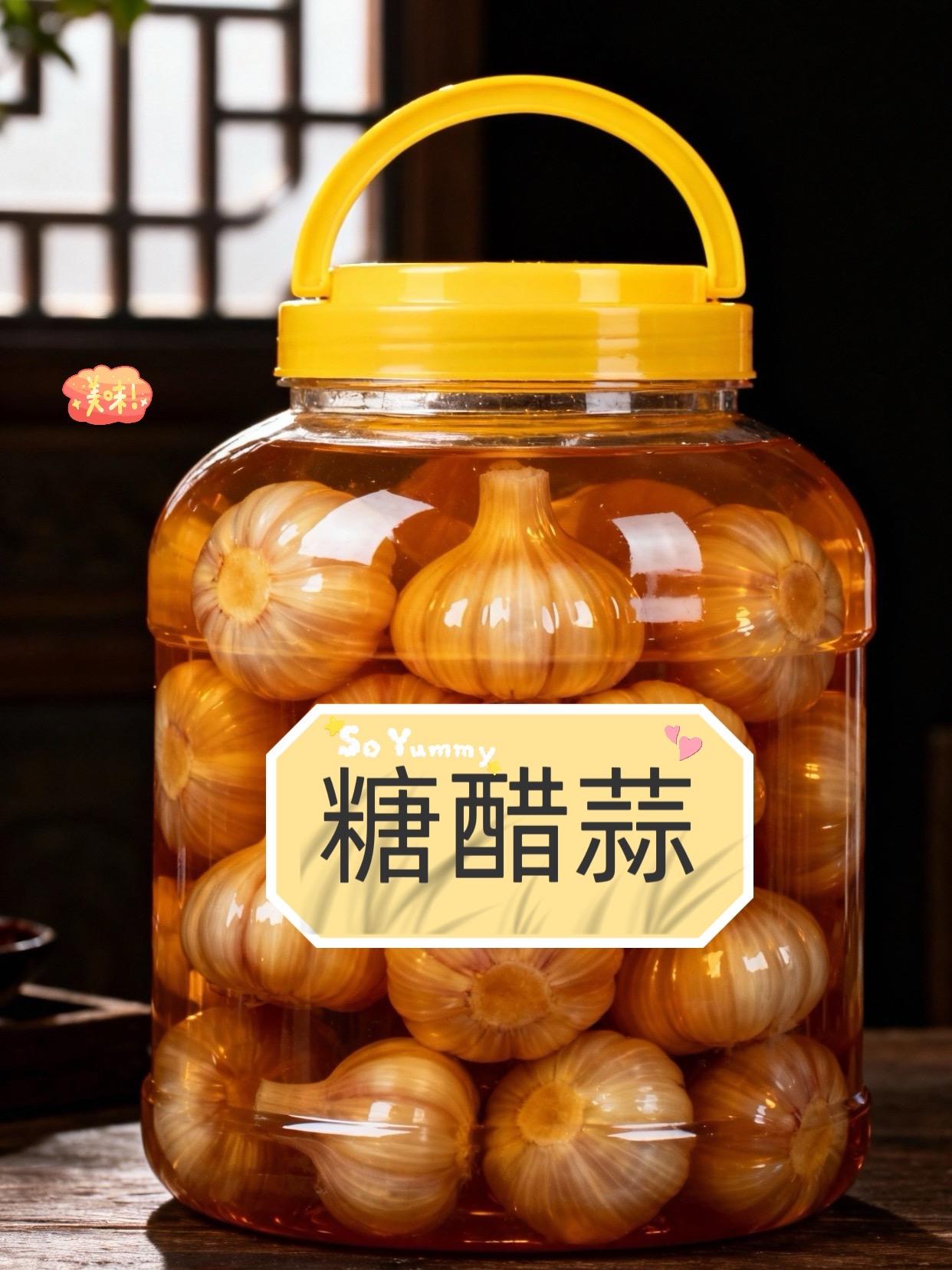 ❄️解腻神器:涮火锅、炖肉时来两瓣,酸甜脆爽瞬间中和油腻感,让味蕾重获清爽! ❄️天然抗🦠卫士:含大蒜素等活性成分,增强免疫力,冬季流感高发期守护健康~ ❄️促消化小能手:醋酸刺激胃酸分泌,食欲不振时来一颗,胃口瞬间被唤醒! ❄️暖心暖胃:糖蒜性温,搭配热粥或汤羹,驱散寒气,给肠胃温柔呵护~ ❄️养sheng 新选择:降低胆固醇、软化血管,进补同时平衡血脂,吃出健康好状态!  ✨温馨提示:每日2-3瓣为宜,糖尿病朋友谨慎食用哦~糖醋大蒜#糖蒜 #糖蒜怎么腌才好吃#吃面不吃蒜味道减一半 #美食分享