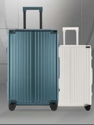 这个行李箱真的太好看了,它不仅颜值高,而且品质也很好,出门旅行回头率超高!它是磨砂防刮的材质,经久耐用,细节感满满,还有静音顺滑的滚轮,拉着很轻松,快来看看吧!#铝框旅行箱,#PC行李箱,#26拉杆箱,#万向轮28旅行箱,#20寸网红箱