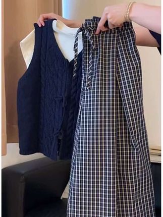 #叠穿毛衣 #针织毛衣 #格子阔腿裤 #休闲减龄穿搭 这套早秋新款韩系穿搭,真的太美了!钩花镂空V领系带针织马甲背心短袖上衣,搭配同色系裤子,整套Look超显气质,简直是秋天必备穿搭~
