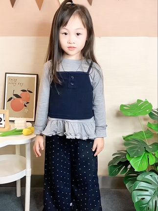 这大概就是幸福吧 有个可爱的女儿 她就像小时候的我又不完全像我 她比我自信大方开朗有想法 #高品质童装#女童韩系穿搭#生女儿就要这样穿#韩版童装